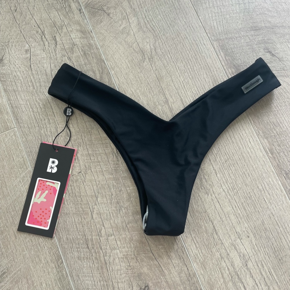 Cheeky V Black Bottoms